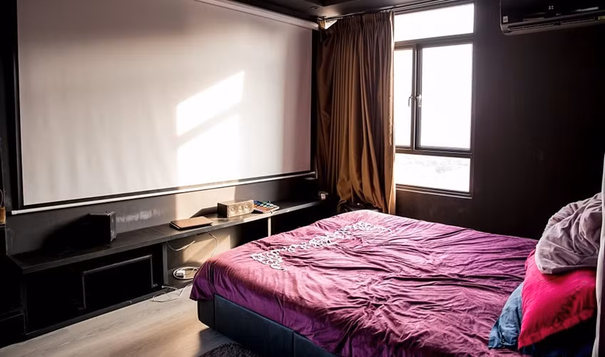  Phòng ngủ của Lương Bằng Quang có sắc đen, tím chủ đạo. Ảnh: Vietnamnet