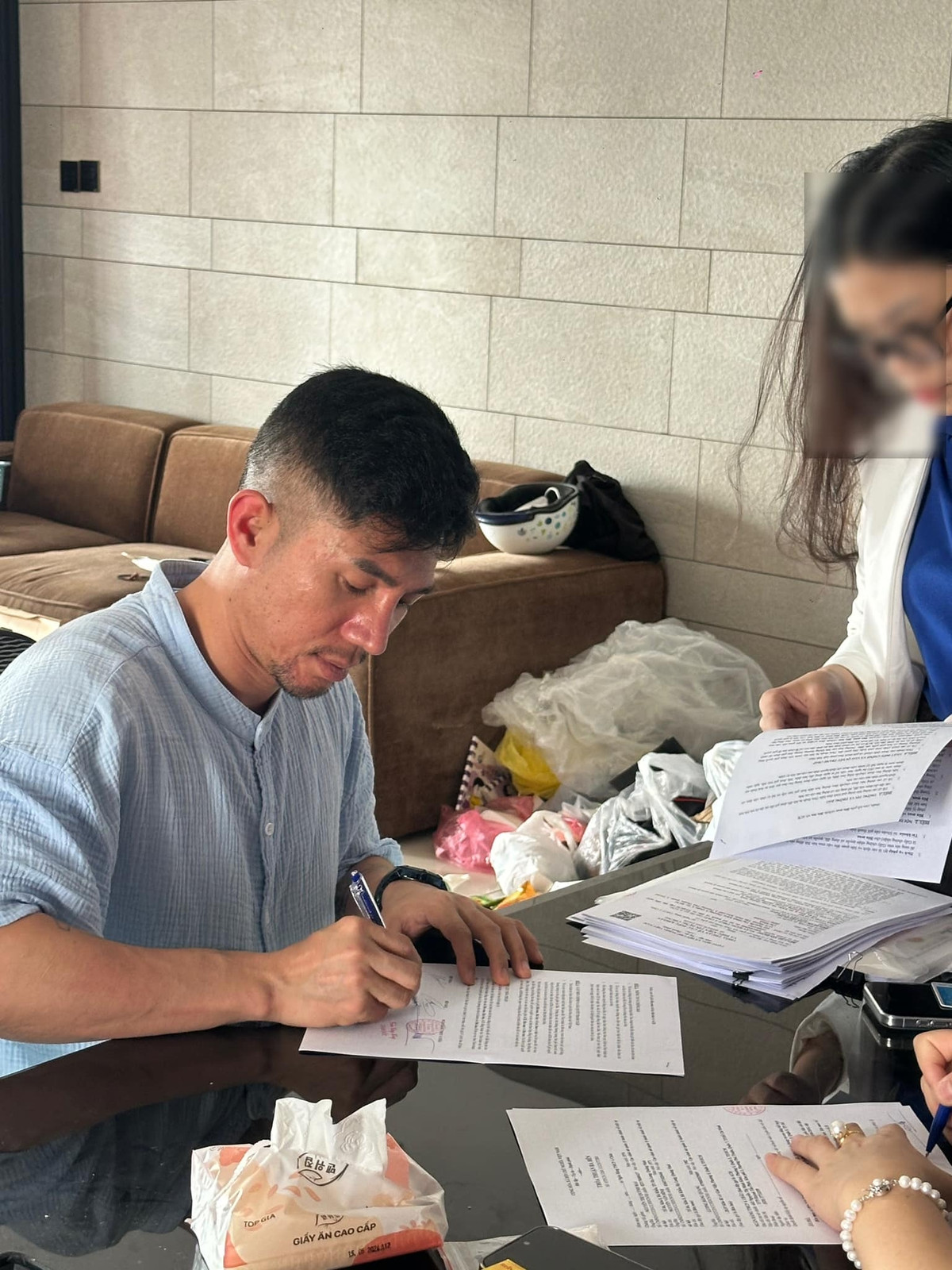 Sau nhiều năm hoạt động nghệ thuật với vai trò nhạc sĩ kiêm ca sĩ, Lương Bằng Quang được cho là sở hữu khối tài sản đáng mơ ước. Nhưng mới đây, Lương Bằng Quang vừa rao bán căn nhà đã mua cách đây 8 năm vì lý do kẹt tiền. Ảnh: ĐSPL