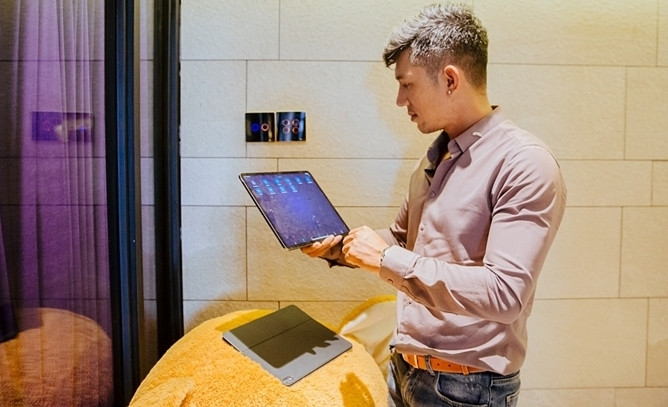 Đặc biệt, căn hộ được quản lý bằng thiết bị thông minh. Hầu hết mọi điều khiển của ngôi nhà chỉ thông qua chiếc máy tính bảng. Ảnh: Vietnamnet.