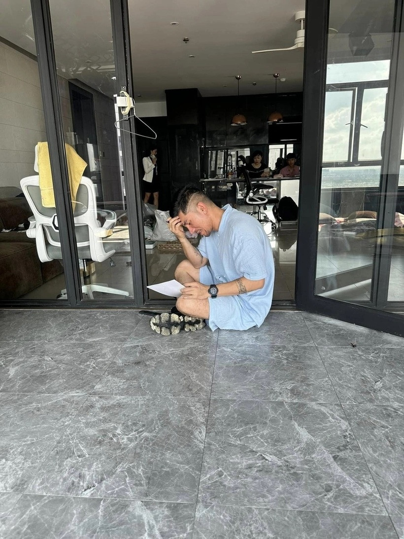 Lương Bằng Quang rất buồn vì ngôi nhà này có nhiều kỷ niệm, đồng hành với sự trưởng thành của anh. Nam nhạc sĩ từng phải vay ngân hàng để mua căn nhà này khi dọn ra ở riêng. Ảnh: ĐSPL