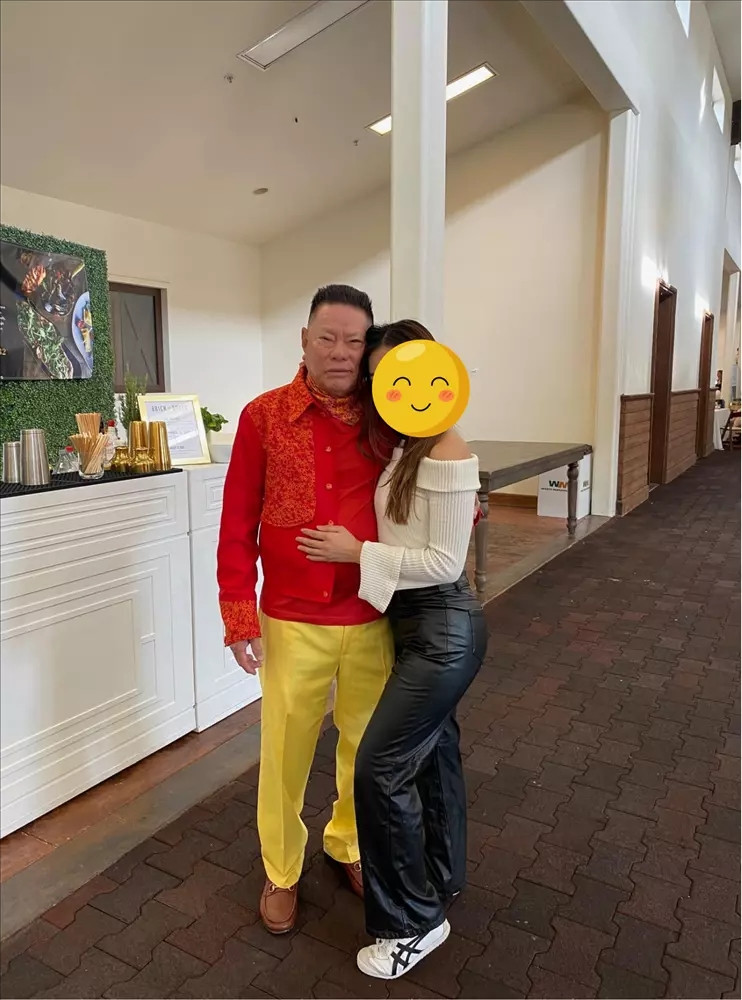 Đáng nói, dưới loạt ảnh chụp của Hoàng Kiều cư dân mạng để lại nhiều bình luận tiêu cực, thậm chí nhắc đến Ngọc Trinh để mỉa mai ông. Hành động khiếm nhã này khiến tỷ phú 80 tuổi bức xúc. Ảnh: FB Kieu Hoang