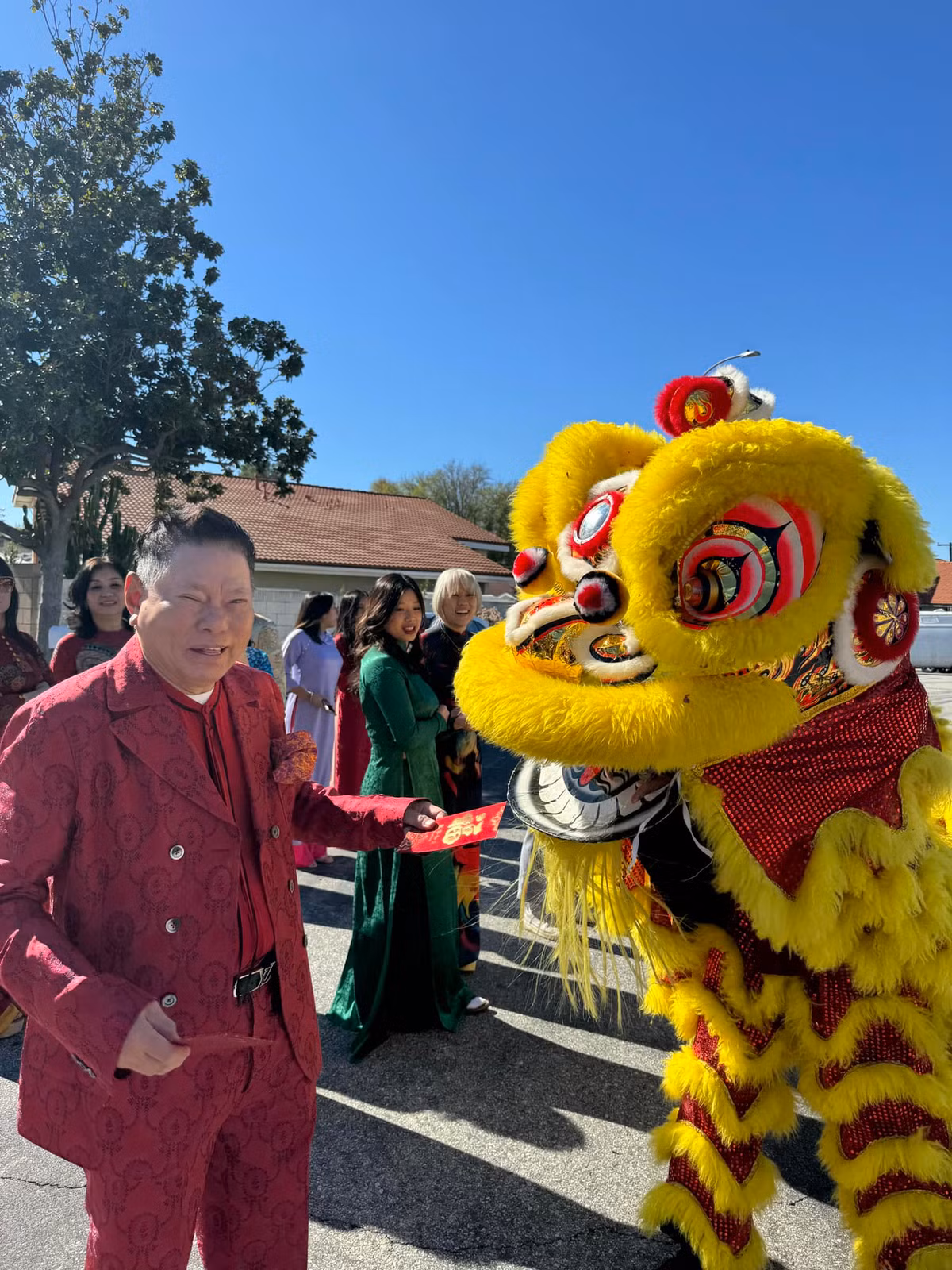Tỷ phú gốc Việt còn mở một trung tâm tổ chức tiệc cưới rộng lớn và làm đại lý cho một thương hiệu thực phẩm chăm sóc sức khỏ. Ảnh: FB Kieu Hoang