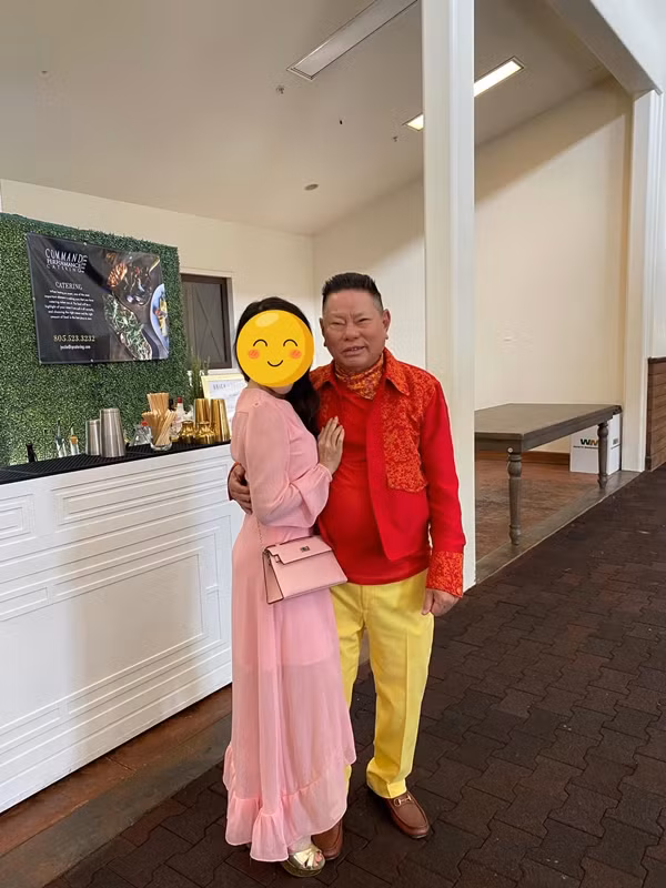 Mới đây, tỷ phú người Mỹ gốc Việt thu hút sự chú ý khi tổ chức một sự kiện khai trương và đăng ảnh chụp với nhiều khách mời nữ, trong đó có các cô gái trẻ xinh đẹp. Ảnh: FB Kieu Hoang