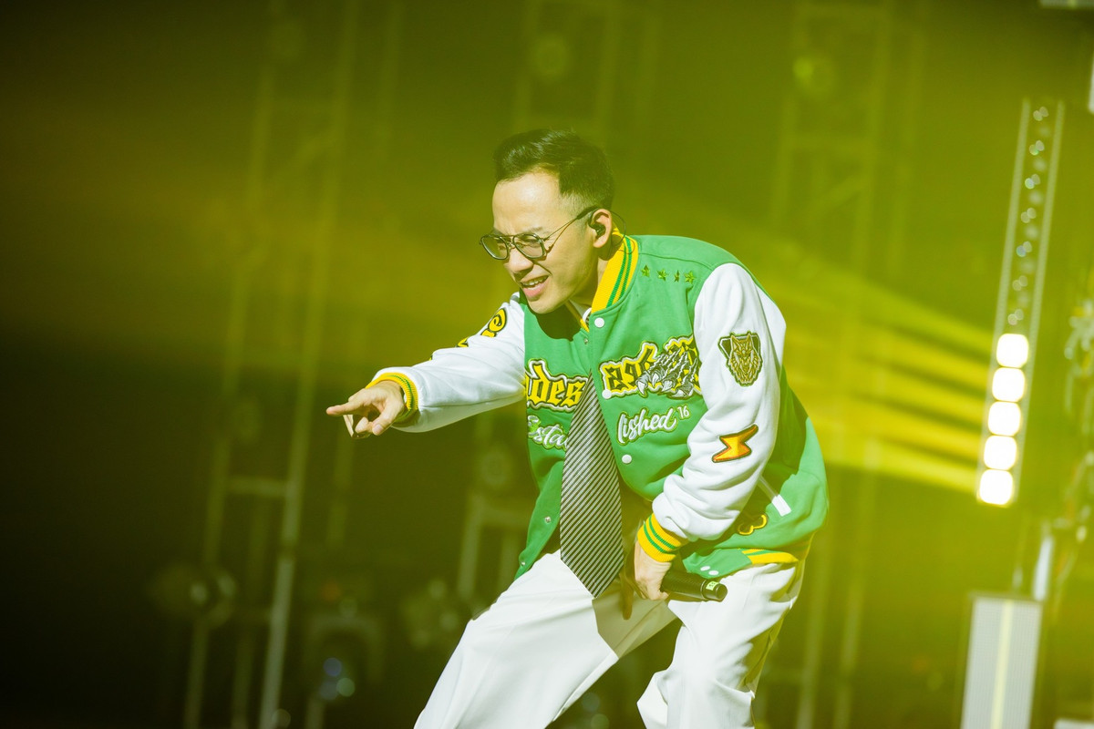 Tên tuổi của rapper Tiến Đạt lần nữa được tỏa sáng khi tham gia chương trình Anh Trai Vượt Ngàn Chông Gai. Trong chương trình, nam rapper được gọi là một trong những "phú ông" của dàn anh tài bởi sơ hở là tặng quà, bình nước, đồ ăn hoặc mời ăn uống miễn phí bên quán riêng. Ảnh: Tiền phong