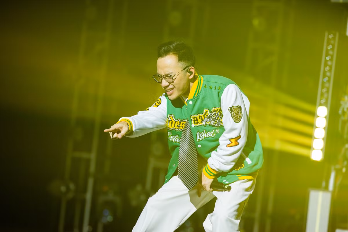 Tên tuổi của rapper Tiến Đạt lần nữa được tỏa sáng khi tham gia chương trình Anh Trai Vượt Ngàn Chông Gai. Trong chương trình, nam rapper được gọi là một trong những "phú ông" của dàn anh tài bởi sơ hở là tặng quà, bình nước, đồ ăn hoặc mời ăn uống miễn phí bên quán riêng. Ảnh: Tiền phong