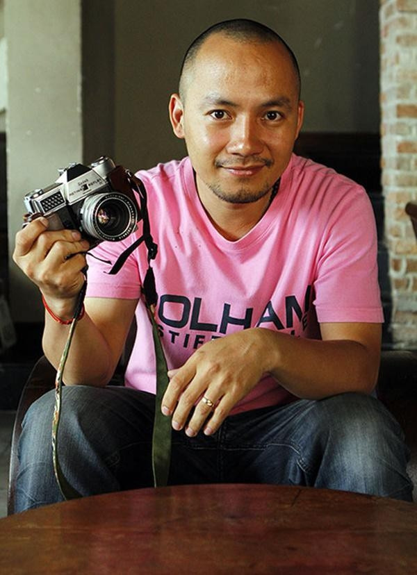 Rapper Tiến Đạt xuất thân trong một gia đình "của ăn của để", mẹ anh là doanh nhân giàu có. Khi còn trẻ, Tiến Đạt là một thiếu gia chính hiệu khi có sở thích sưu tầm đồ cổ giá trị cao. Ảnh: ĐSPL