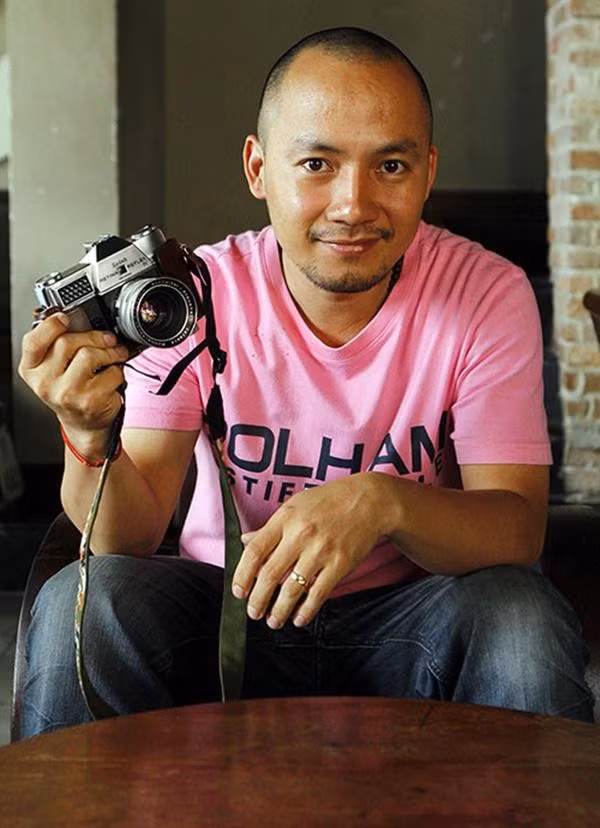 Rapper Tiến Đạt xuất thân trong một gia đình "của ăn của để", mẹ anh là doanh nhân giàu có. Khi còn trẻ, Tiến Đạt là một thiếu gia chính hiệu khi có sở thích sưu tầm đồ cổ giá trị cao. Ảnh: ĐSPL