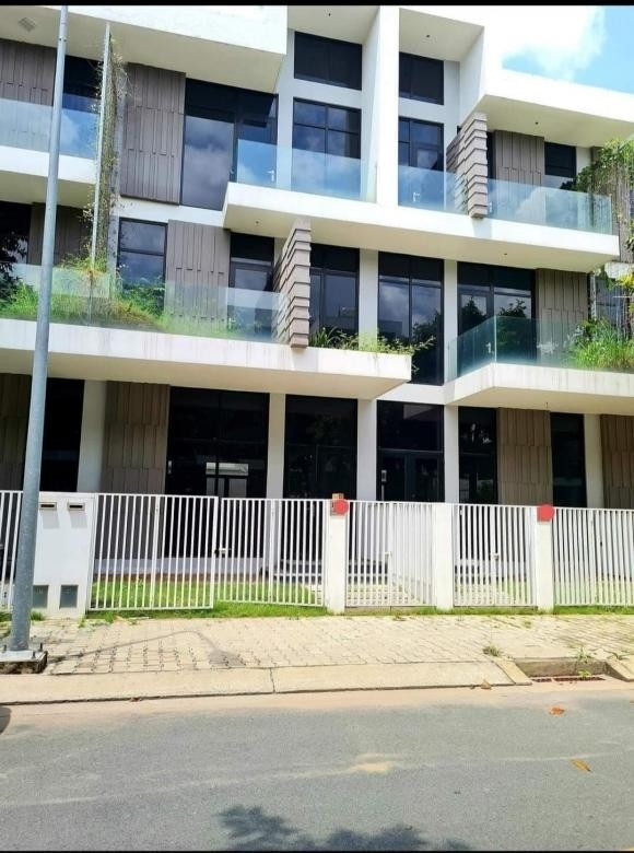 Tại TP.HCM, Tiến Đạt từng tiết lộ sở hữu 2.441m2 nằm ngay ven đường dẫn lên cầu Phú Mỹ (nối quận 2 và quận 7, TP.HCM). Năm 2023, vợ Tiến Đạt từng rao bán một ngôi nhà đã hoàn thiện nhưng không có nhu cầu sử dụng trị giá 7,5 tỷ đồng tại Quận 2, TP.HCM. Ảnh: FBNV