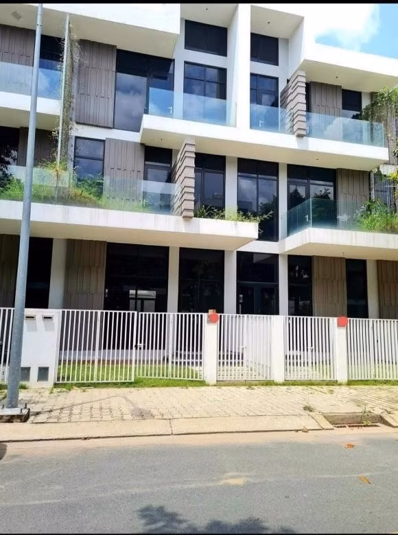 Tại TP.HCM, Tiến Đạt từng tiết lộ sở hữu 2.441m2 nằm ngay ven đường dẫn lên cầu Phú Mỹ (nối quận 2 và quận 7, TP.HCM). Năm 2023, vợ Tiến Đạt từng rao bán một ngôi nhà đã hoàn thiện nhưng không có nhu cầu sử dụng trị giá 7,5 tỷ đồng tại Quận 2, TP.HCM. Ảnh: FBNV