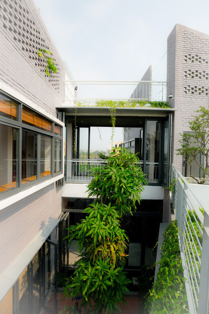 Mỗi khối nhà được liên kết với nhau bằng nhịp hành lang giữa các tầng. Ảnh: Ho Khue Architects