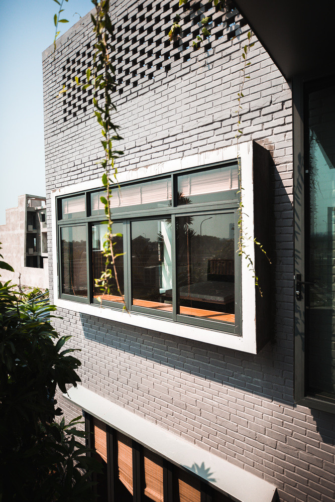 Ông nội gốc miền Bắc vốn gắn bó với đời sống nông nghiệp, thích cuộc sống giản dị, còn gia chủ là cặp vợ chồng trẻ đang làm việc tại Đà Nẵng, cùng những đứa con lớn lên trong thời buổi hòa nhập. Ảnh: Ho Khue Architects