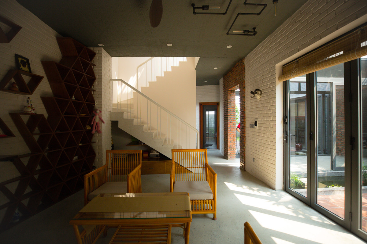 Phòng khách đơn giản và trang nhã. Ảnh: Ho Khue Architects