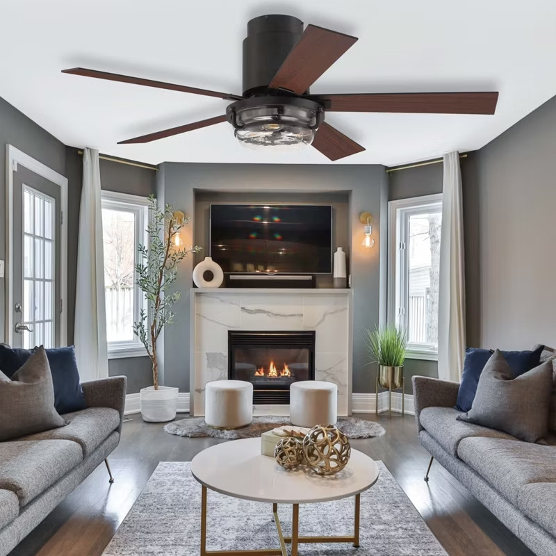 Trước kia, quạt trần từng là một phần không thể thiếu trong phòng khách. Tuy nhiên, việc vệ sinh quạt trần khá tốn thời gian và công sức. Ảnh: Hunter