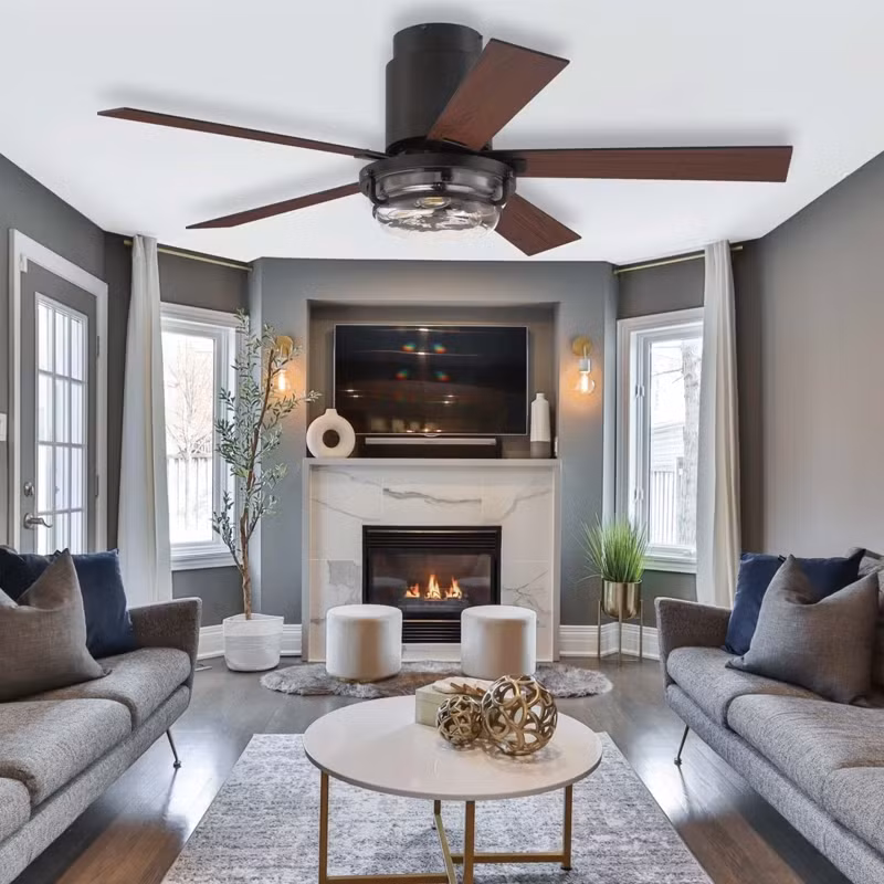 Trước kia, quạt trần từng là một phần không thể thiếu trong phòng khách. Tuy nhiên, việc vệ sinh quạt trần khá tốn thời gian và công sức. Ảnh: Hunter