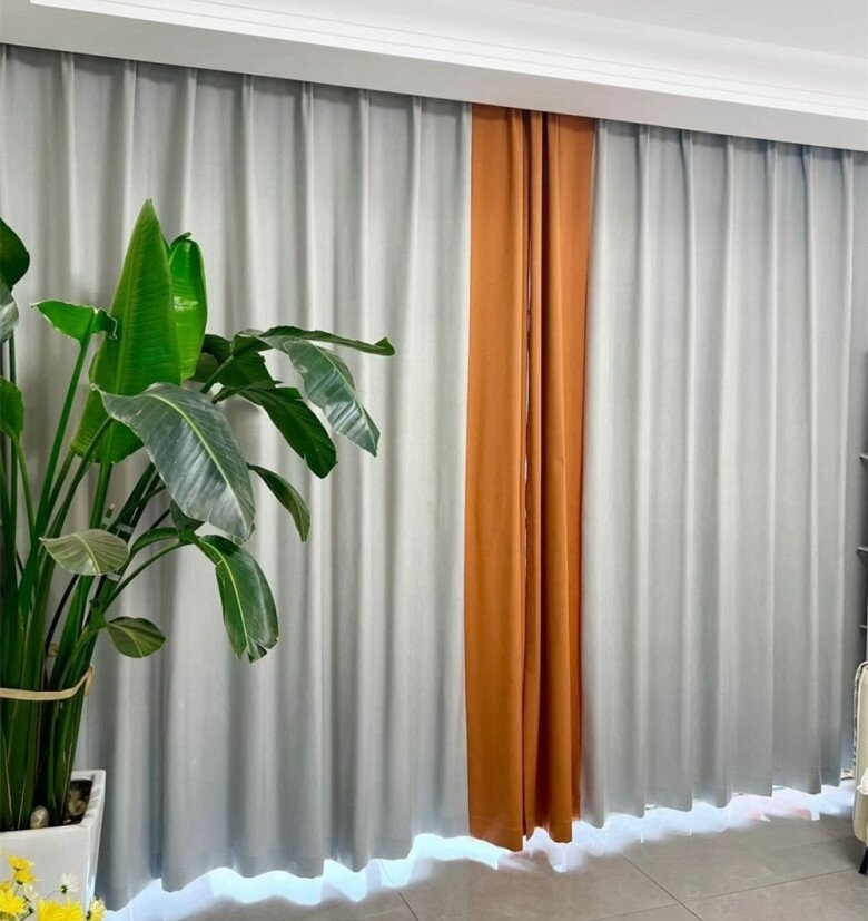 Nhiều năm trước, rèm cửa phòng khách thường được phối nhiều màu sắc, đặc biệt là rèm kết hợp màu xanh cam và xám cam. Ảnh: Hommedit