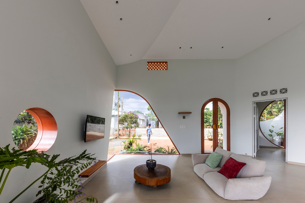 Nội thất của căn nhà được thiết kế theo chủ nghĩa tối giản, tận dụng tối đa ánh sáng tự nhiên và thông gió. Ảnh: Oki Hiroyuki