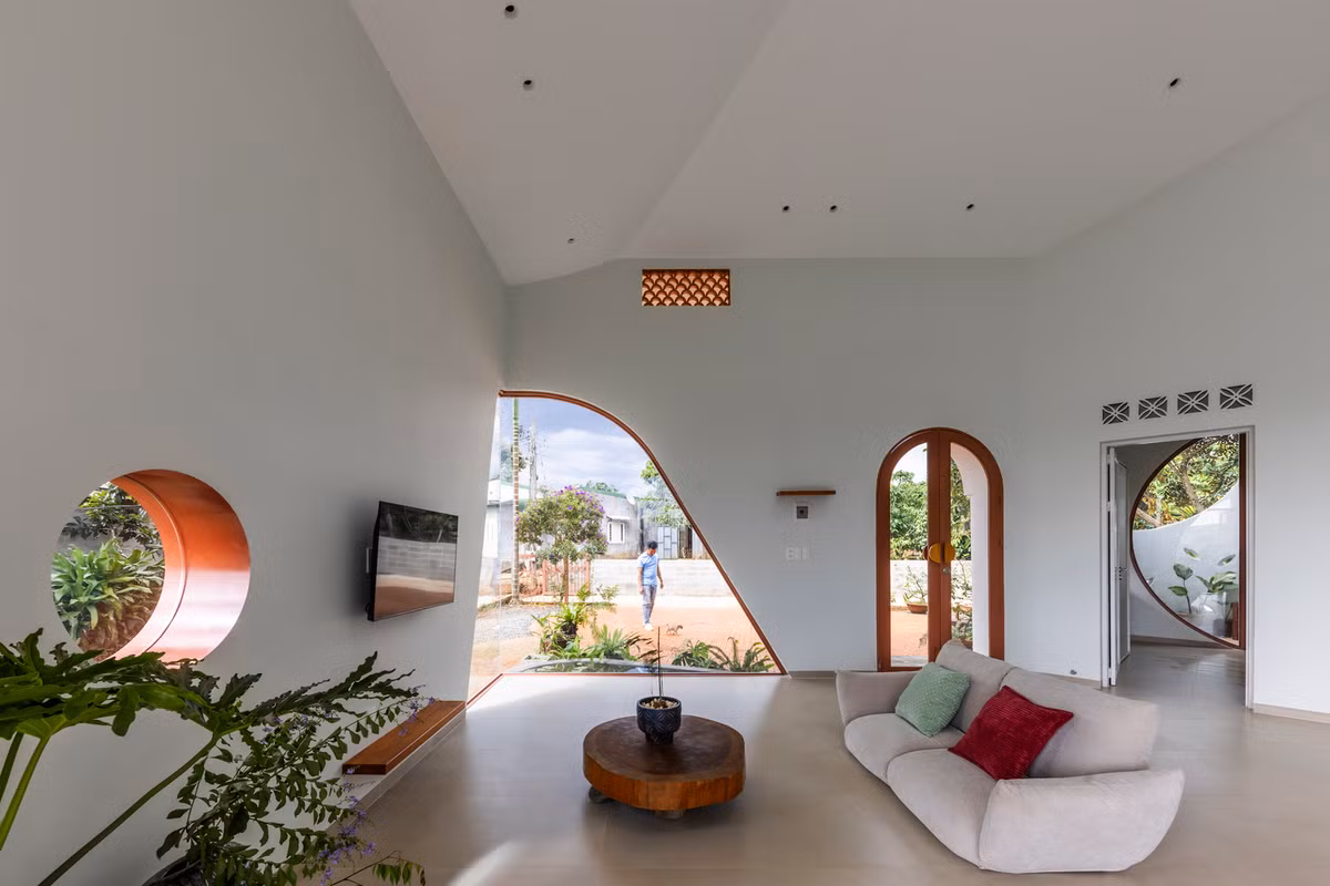 Nội thất của căn nhà được thiết kế theo chủ nghĩa tối giản, tận dụng tối đa ánh sáng tự nhiên và thông gió. Ảnh: Oki Hiroyuki