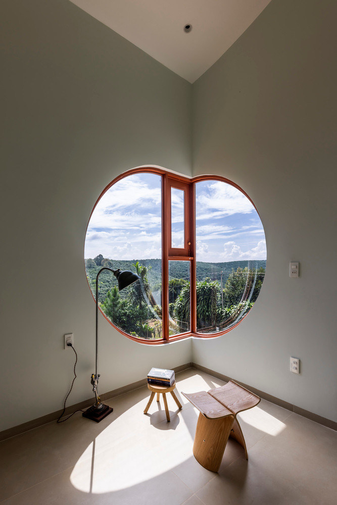 Cửa sổ lớn với hình dáng độc đáo đóng vai trò là điểm nhấn nổi bật, kết nối con người với cảnh quan xung quanh. Ảnh: Oki Hiroyuki