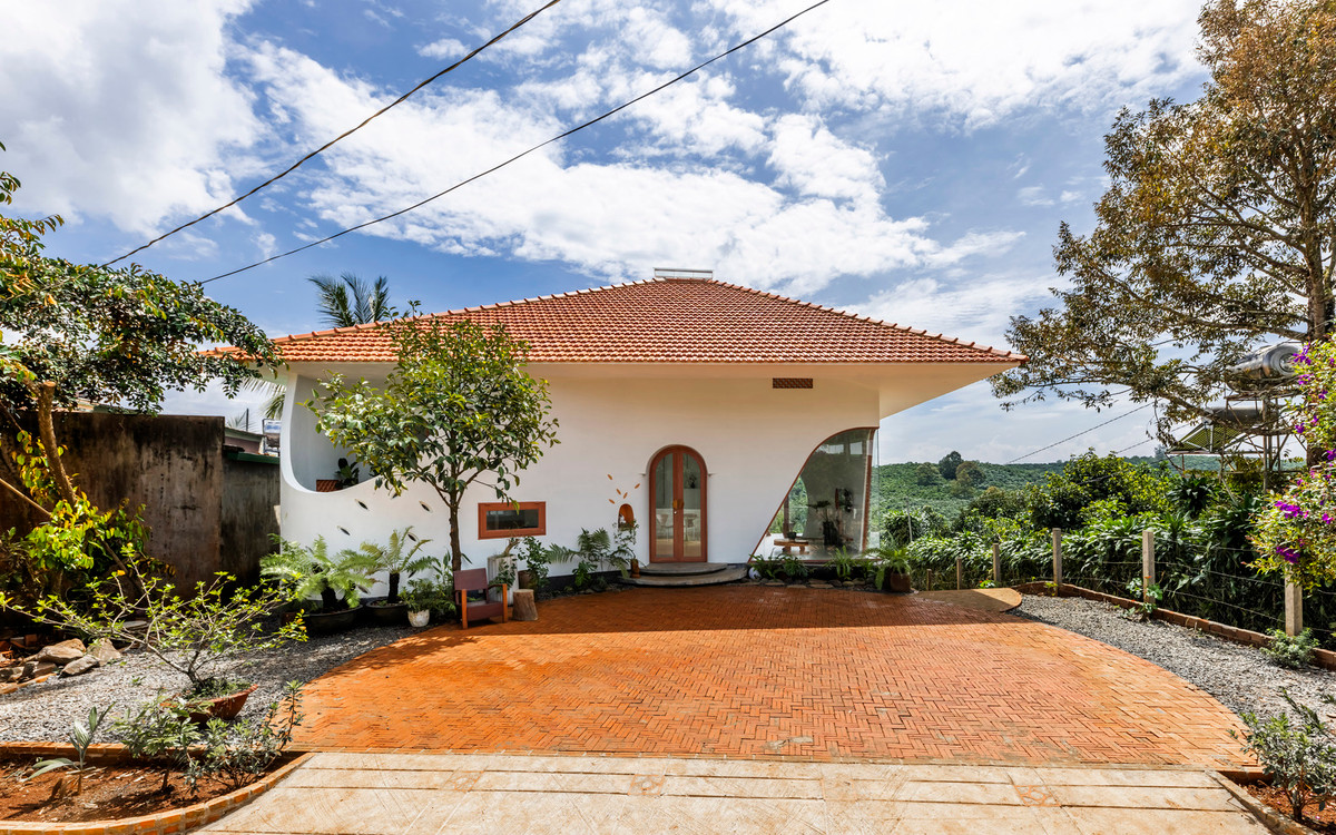 Ngay từ bên ngoài, ngôi nhà đã gây ấn tượng bởi mái ngói đỏ, mang đậm nét truyền thống nhưng hoàn toàn phù hợp với khí hậu nhiệt đới. Ảnh: Oki Hiroyuki