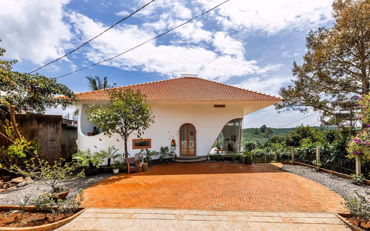 Ngay từ bên ngoài, ngôi nhà đã gây ấn tượng bởi mái ngói đỏ, mang đậm nét truyền thống nhưng hoàn toàn phù hợp với khí hậu nhiệt đới. Ảnh: Oki Hiroyuki