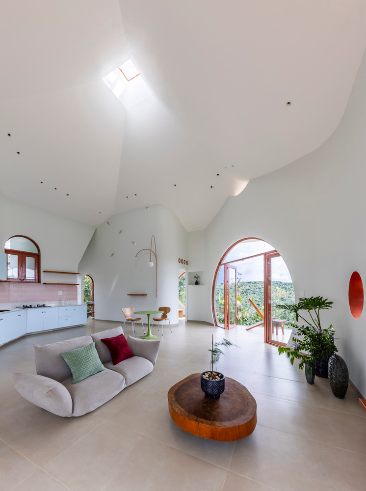 Các vật liệu như đá tự nhiên, gạch đất nung và bê tông được sử dụng khéo léo để cung cấp khả năng cách âm và cách nhiệt trong khi vẫn duy trì môi trường sống gần gũi và thân thiện với môi trường. Ảnh: Oki Hiroyuki