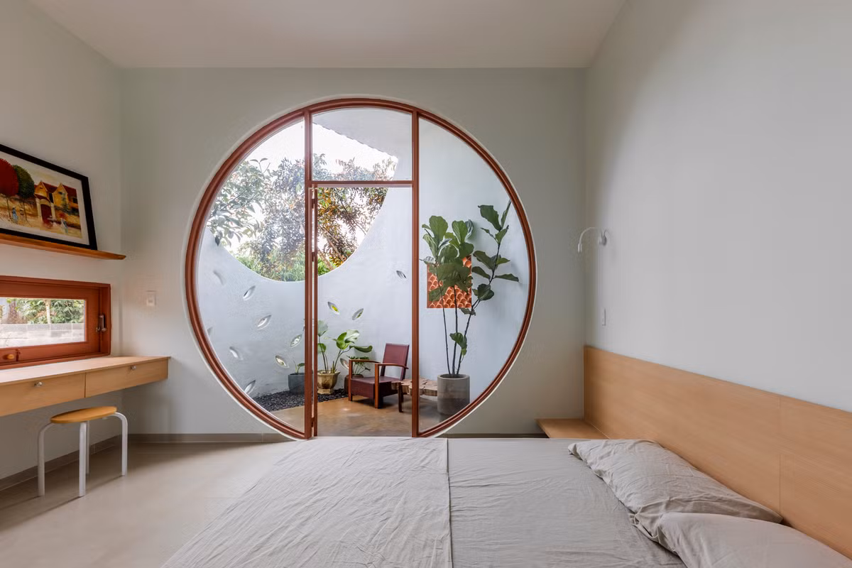 Phòng ngủ thiết kế mở tràn ngập ánh sáng. Ảnh: Oki Hiroyuki