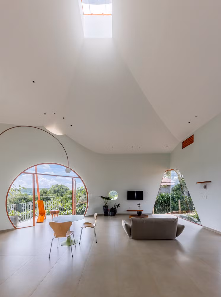 Trần nhà cong vươn lên duyên dáng đến đỉnh mái, nơi có "giếng trời" cho phép không gian bên trong kết nối trực tiếp với bầu trời. Ảnh: Oki Hiroyuki