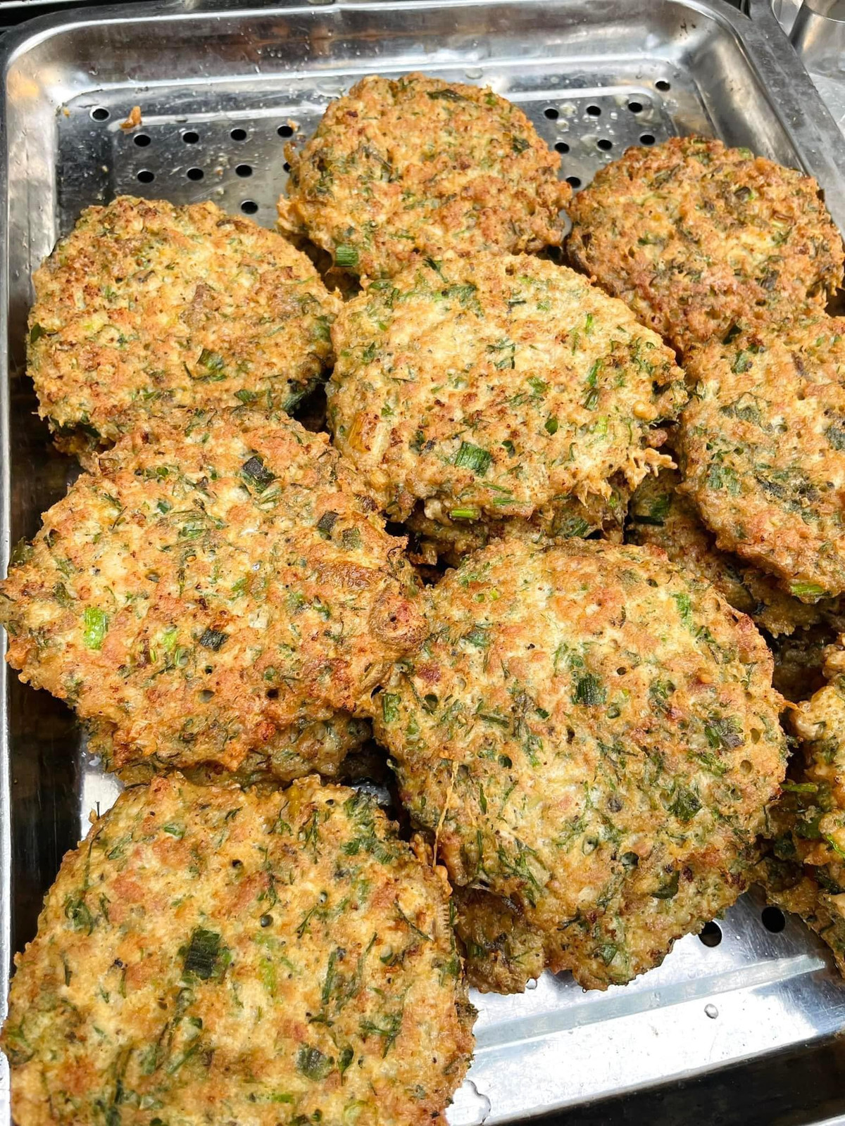 Mỗi năm chỉ có một mùa nên dù đắt nhiều khách hàng đặt mua liên tục, họ tranh thủ ăn. Ảnh: Facebook