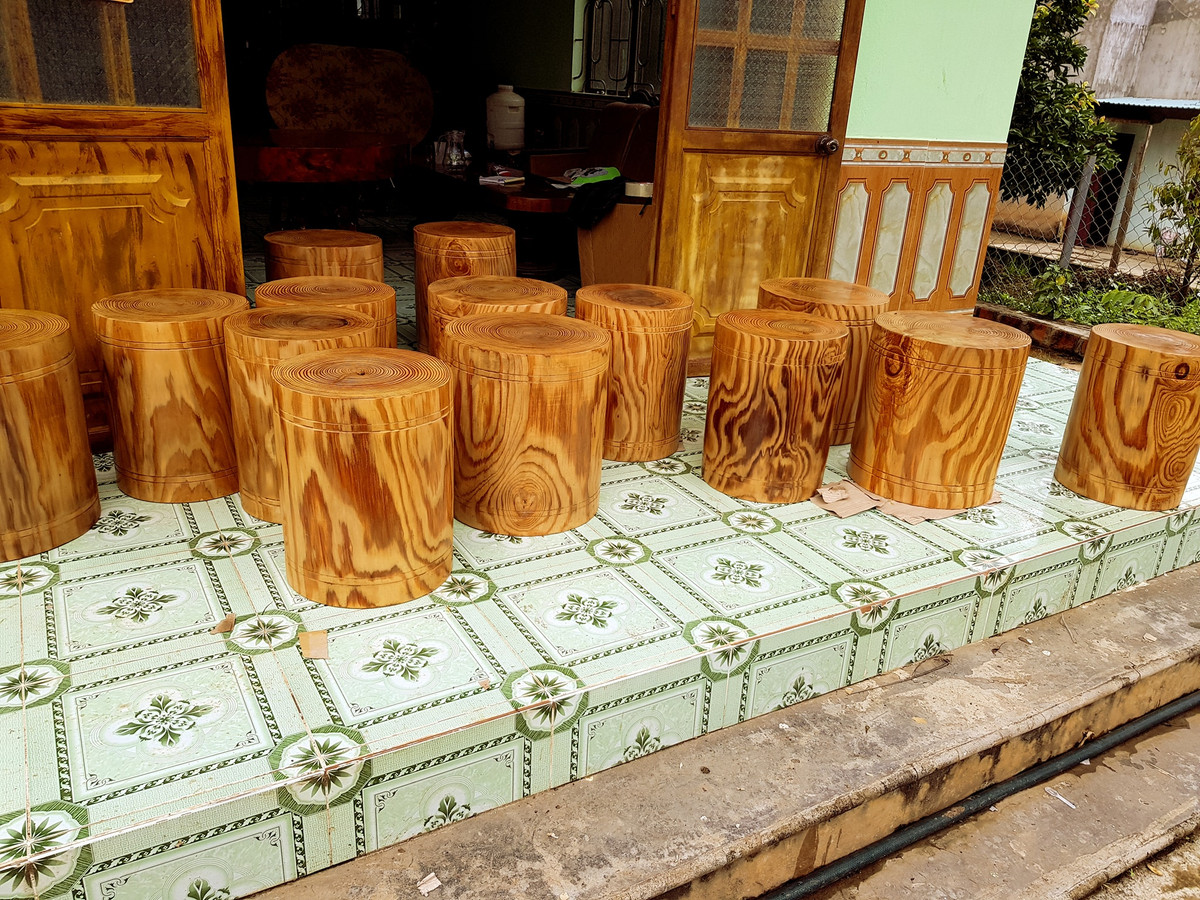 Đặc biệt, gỗ du sam lâu năm với chất lượng vân gỗ đẹp có giá dao động từ 30 triệu đến hàng trăm triệu đồng mỗi kg. Ảnh: Đồ Gỗ Nội Thất Trọng Điệp