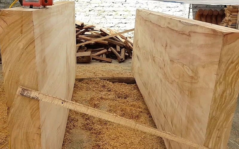 Theo giới chơi gỗ sành sỏi, gỗ du sam có đường vân tuyệt đẹp, mùi thơm nhẹ. Gỗ du sam thường được sử dụng để làm đồ nội thất xa xỉ như giường, tủ, kệ... Ảnh: Nội Thất Điểm Nhấn