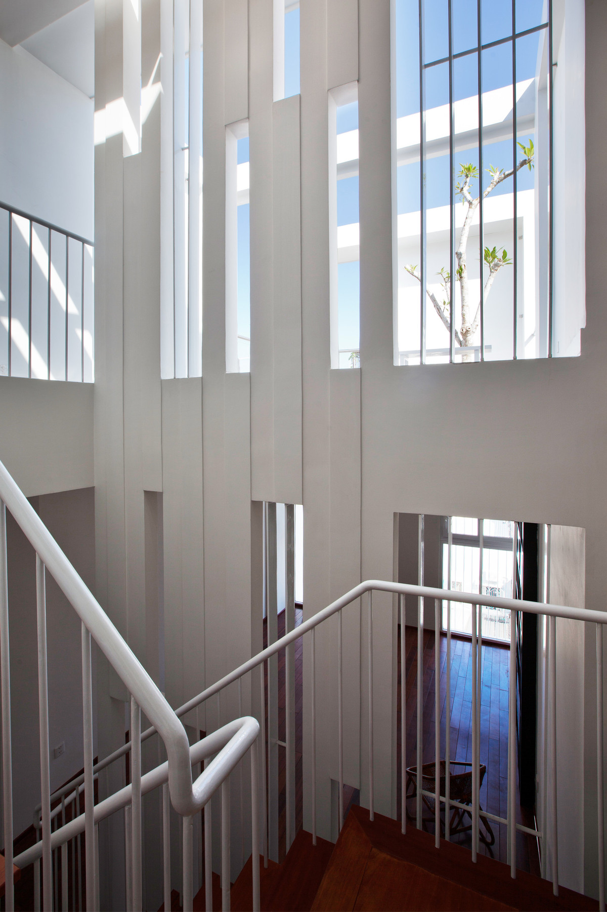 Gió vào nhà từ hai phía trước sau và đi qua các phòng nhờ bức tường khe rỗng đến khắp mọi nơi trong nhà. Ảnh: Hiroyuki Oki