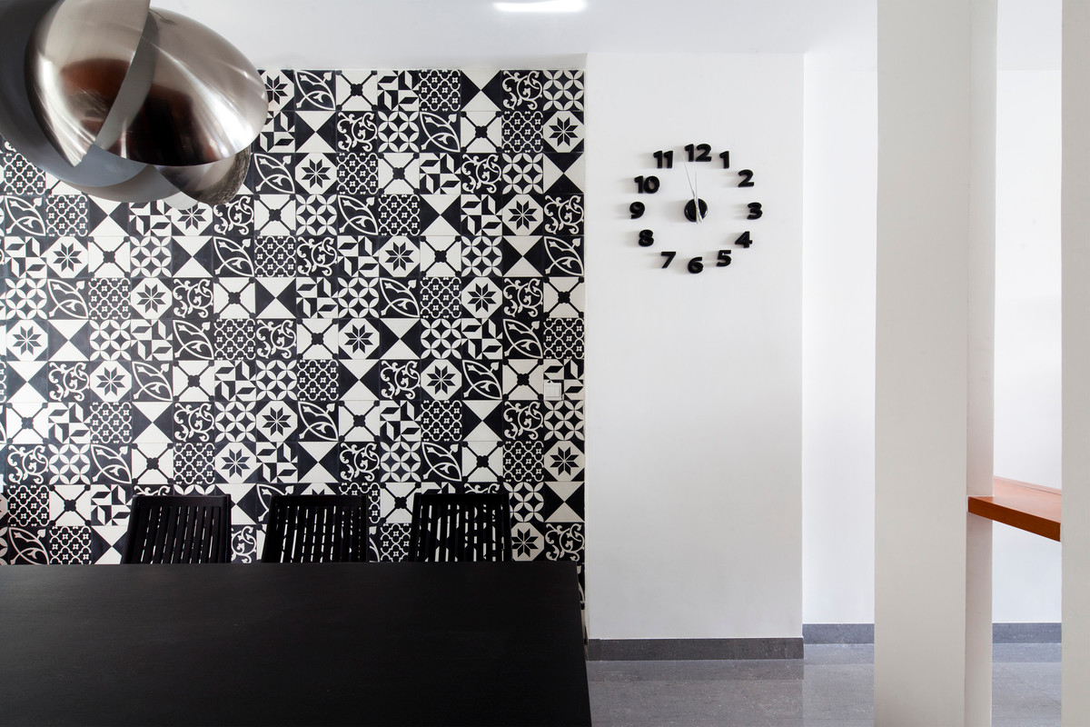 Bức tường ốp gạch hoa văn vừa cổ điển vừa sang trọng là điểm nhấn của ngôi nhà. Ảnh: Hiroyuki Oki