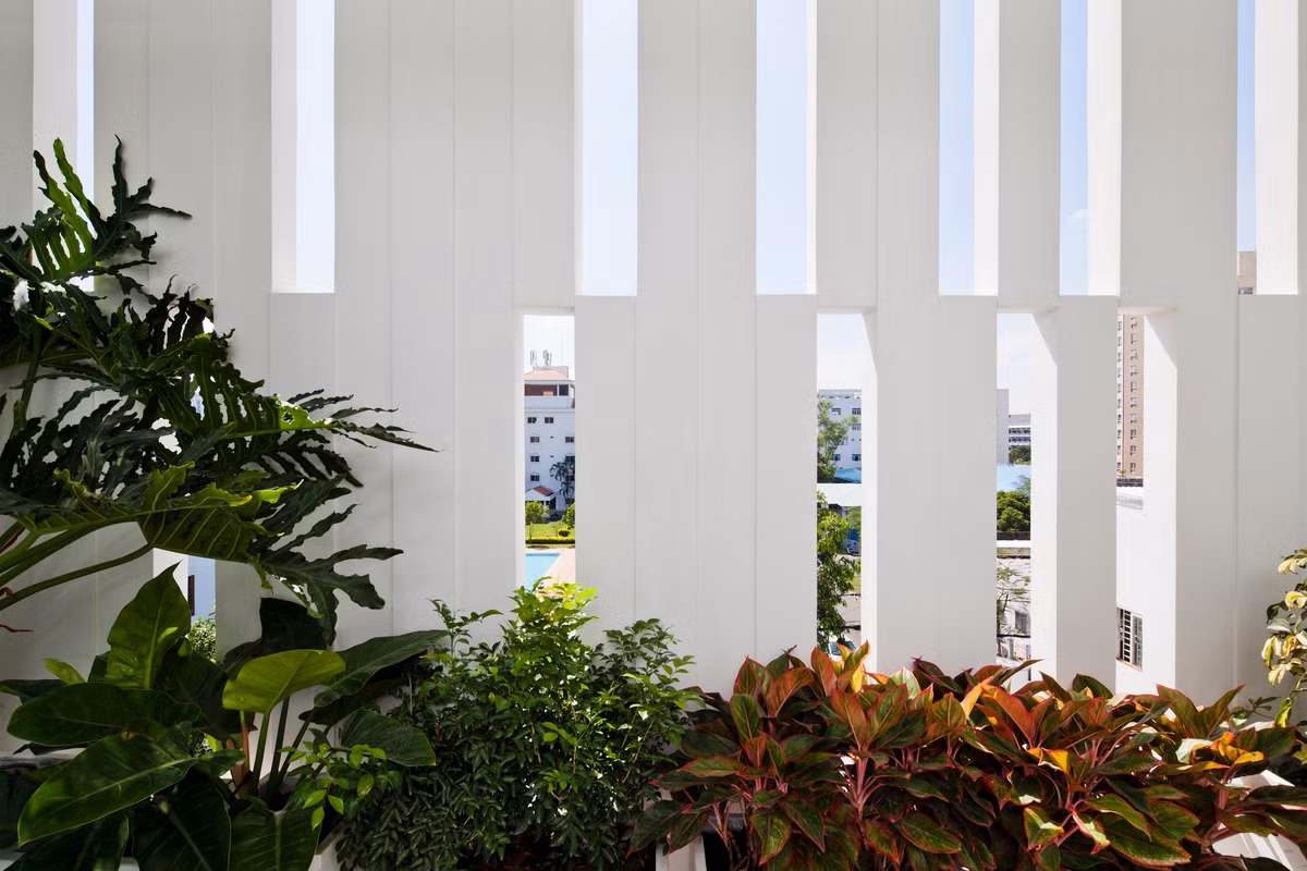 Ngoài ra, các hệ lam nhôm đứng có tác dụng thông thoáng và đưa ánh sáng gián tiếp đến các không gian theo cả hai hướng. Ảnh: Hiroyuki Oki