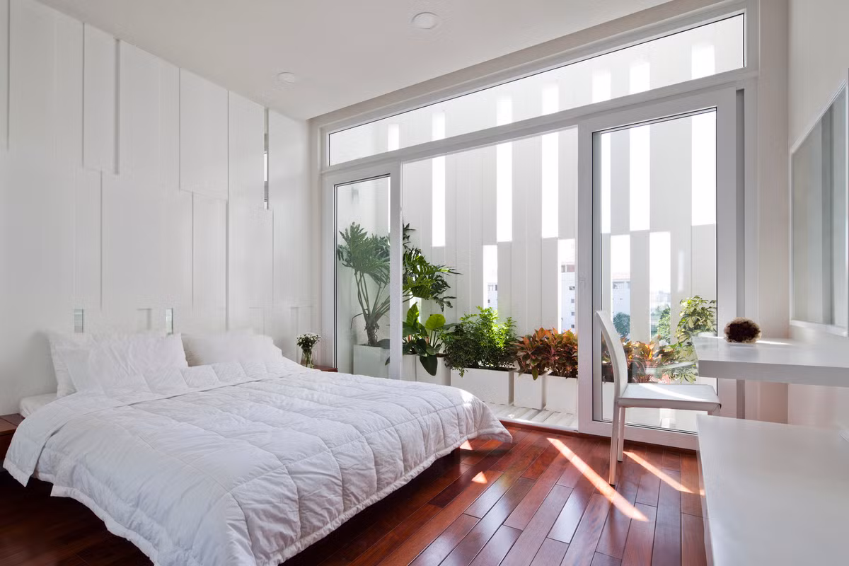 Phòng ngủ đơn giản nhưng tạo cảm giác dễ chịu nhờ ánh sáng chiếu rọi. Ảnh: Hiroyuki Oki