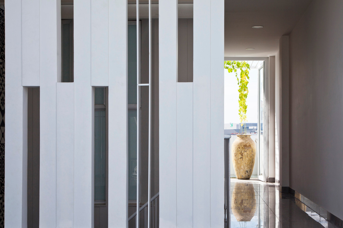 Nhờ thiết kế xen kẽ qua nhiều tầng lớp, ánh sáng vào nhà hoàn toàn gián tiếp với cường độ thích hợp ở mọi góc. Ảnh: Hiroyuki Oki