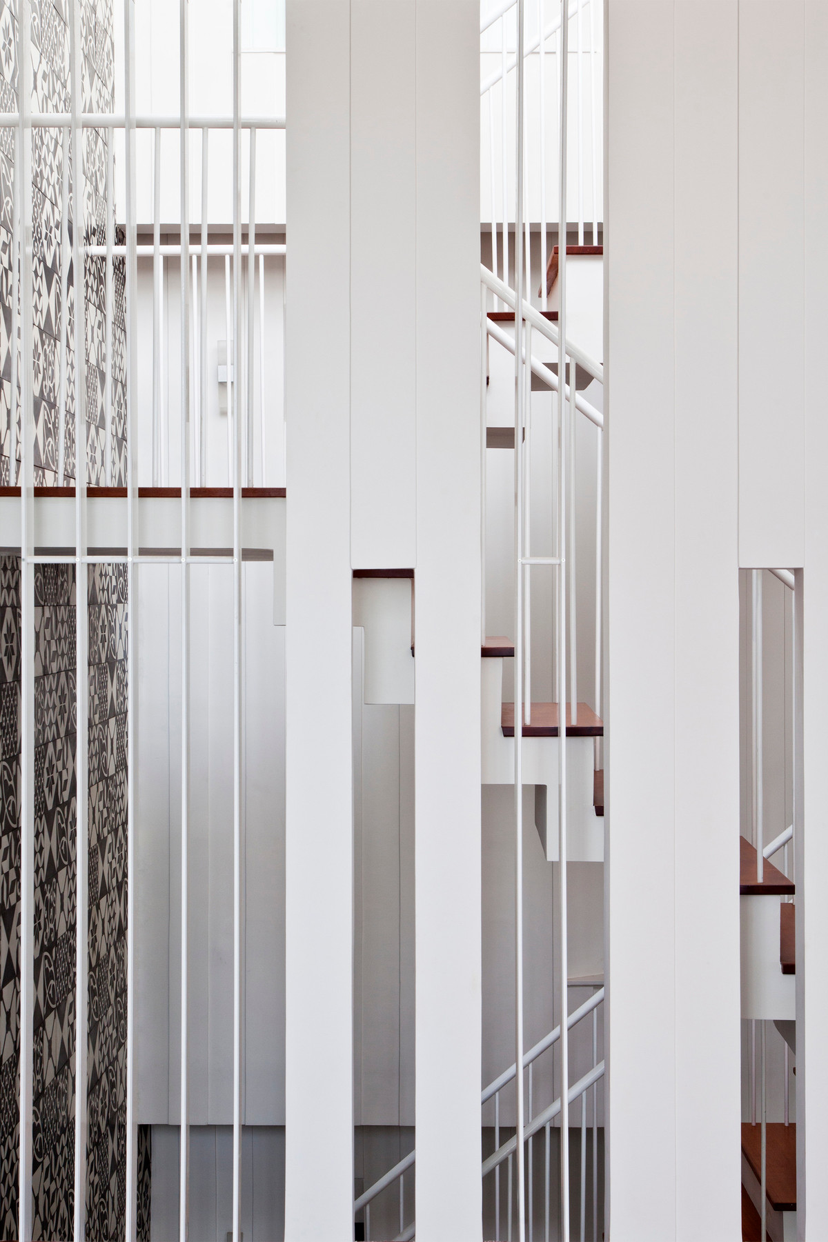 Việt Nam có khí hậu nhiệt đới, mùa khô nhiệt độ cao với thời tiết oi bức kéo dài. Vì vậy, tiêu chí quan trọng nhất khi thiết kế ngôi nhà này là sử dụng hợp lý ánh sáng mặt trời và gió. Ảnh: Hiroyuki Oki