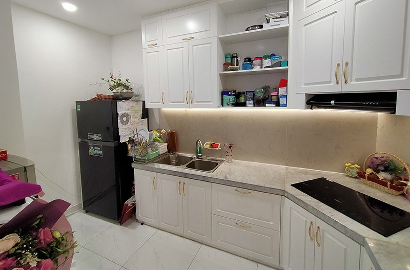 Khu bếp không quá rộng nhưng đầy đủ tiện nghi với màu trắng chủ đạo. Ảnh: Vietnamnet