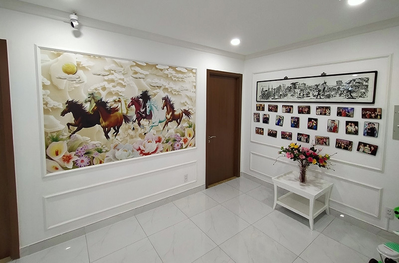 Lối đi từ phòng khách vào phòng ngủ được bày nhiều bức ảnh kỷ niệm mà Phi Thanh Vân gọi đây là 'góc hoài niệm'. Ảnh: Vietnamnet