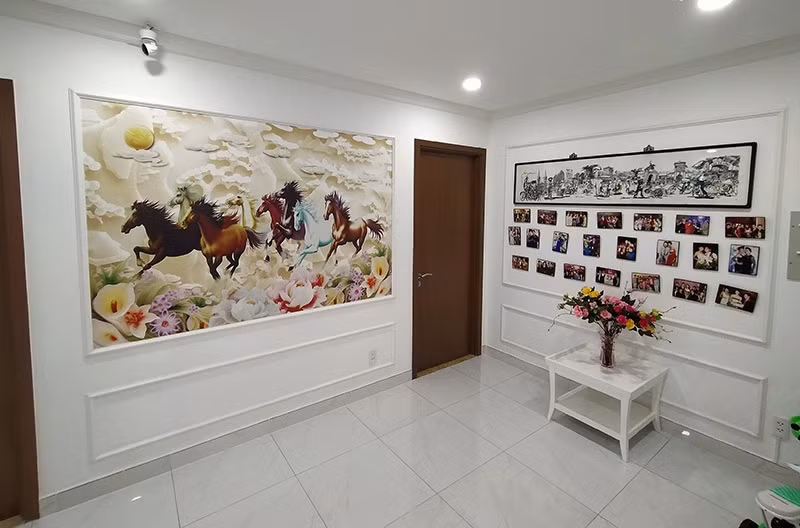 Lối đi từ phòng khách vào phòng ngủ được bày nhiều bức ảnh kỷ niệm mà Phi Thanh Vân gọi đây là 'góc hoài niệm'. Ảnh: Vietnamnet