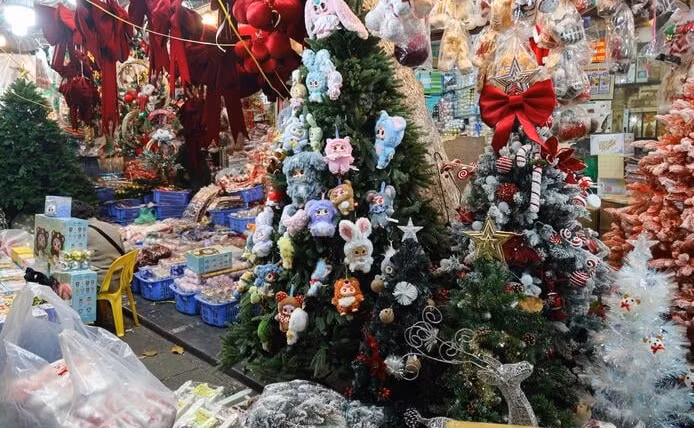 Bên cạnh thông tươi nhập khẩu, những cây thông Noel túi mù đang nhận được sự quan tâm của nhiều khách hàng, nhất là giới trẻ. Ảnh: Minh Đức/VTCNews