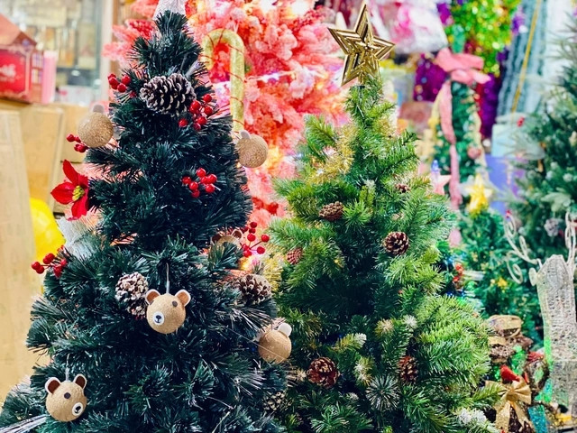 Tùy theo sở thích của khách hàng mà cây thông Noel được trang trí khác nhau. Ảnh: Suckhoedoisong