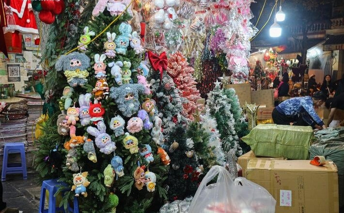 Vì vậy, cây thông Noel túi mù có giá trị khá lớn, rẻ nhất 5 triệu đồng, tùy thuộc vào giá trị các sản phẩm túi mù được dùng để trang trí. Ảnh: Minh Đức/VTCNews