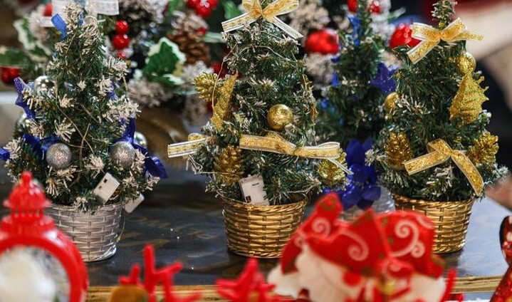 Bên cạnh đó, những cây thông Noel mini giá 100.000 - 150.000 đồng/cây cũng được nhiều khách hàng chọn lựa. Ảnh: Minh Đức/VTCNews