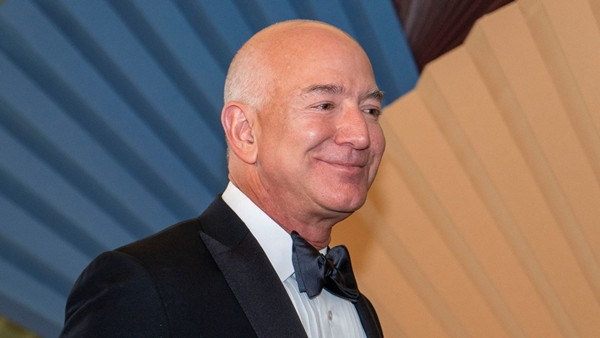 Tỷ phú Jeff Bezos cũng vừa kiếm được 3,25 tỷ USD trong ngày bầu cử của nước Mỹ. Theo Forbes, tổng giá trị tài sản ròng của ông Jeff Bezos hiện đạt 223,5 tỷ USD. Ảnh: CNN