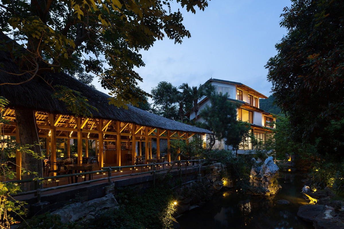 Hình khối uốn cong bám theo dòng suối tự nhiên phía trước giúp mọi góc nhìn mở rộng, từ mọi vị trí ngồi có thể dễ dàng cảm nhận tiếng nước tự nhiên đang chảy. Ảnh: Hoàng Lê