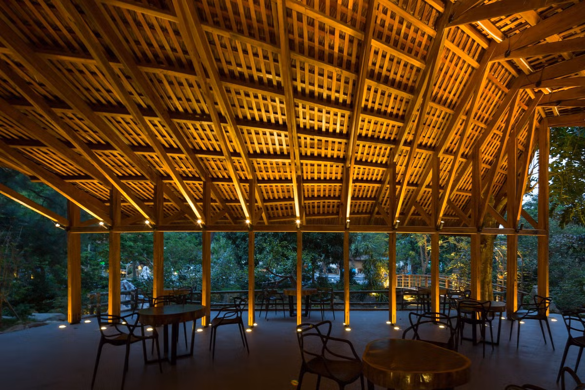 Thiết kế đưa ra khắc phục những hạn chế của kết cấu gỗ thuần túy, nhịp kết cấu mở rộng để tăng diện tích cho không gian sử dụng bên dưới. Ảnh: Hoàng Lê