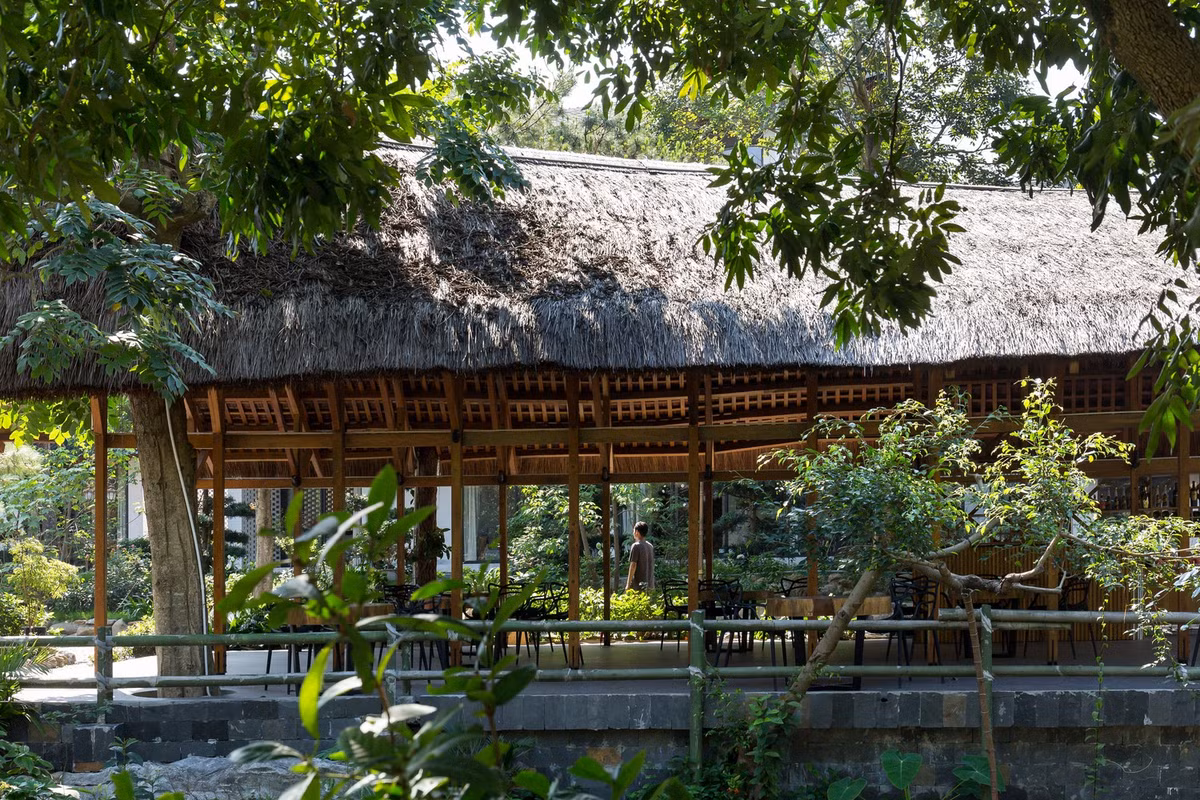 Nhiệm vụ đặt ra cho kiến trúc sư là tạo ra một công trình kiến trúc làm từ vật liệu của địa phương, mang đến không gian gần gũi với thiên nhiên nhưng vẫn phải mang tính mới mẻ trong ngôn ngữ kiến trúc, bền vững theo thời gian. Ảnh: Hoàng Lê