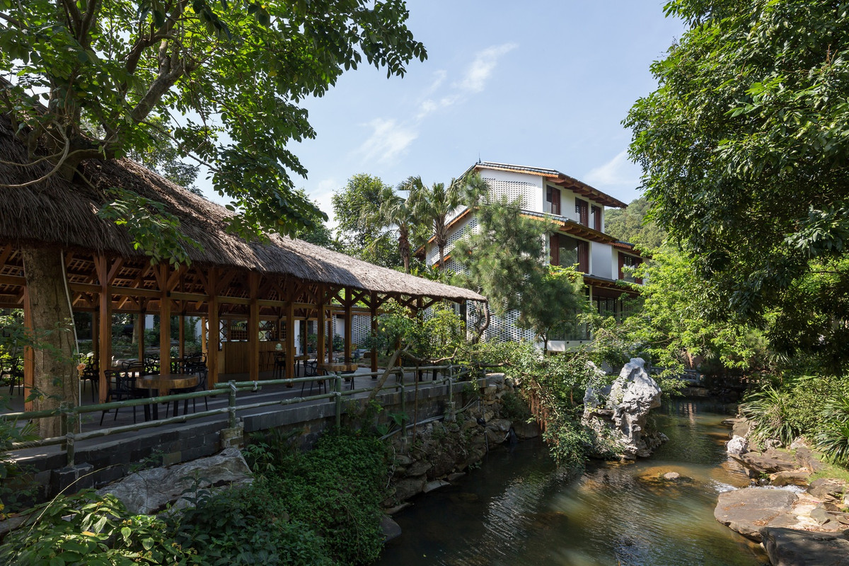 Được bao quanh bởi những rừng thông lâu năm bên cạnh dòng suối tự nhiên, việc thiết kế nhà hàng cần kỹ lưỡng đến từng nét vẽ để không phá vỡ cảnh quan sẵn có. Ảnh: Hoàng Lê