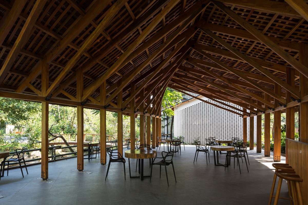 Cấu trúc gỗ được lắp ráp khéo léo và tỉ mẩn dưới bàn tay của những người thợ địa phương, chính bàn tay đó đã mang lại cho công trình những nét mộc mạc giản dị. Ảnh: Hoàng Lê