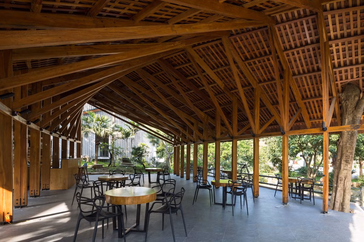 Nhà hàng gồm 11 nhịp với khẩu độ vượt là 6m. Mỗi một mô-đun kết cấu được biến thiên kích thước để tạo sự uyển chuyển cho kết cấu khi ráp lại thành khung. Ảnh: Hoàng Lê